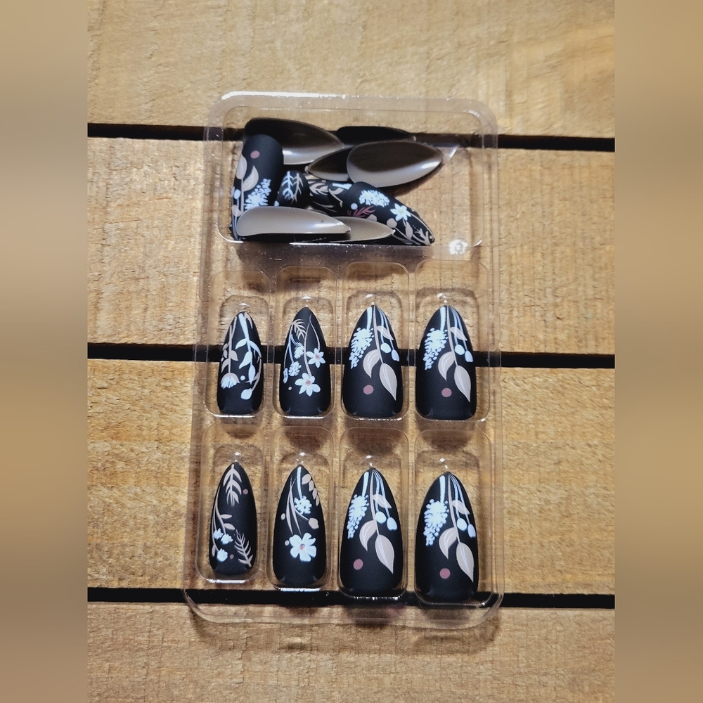 Boutique Press On Nails